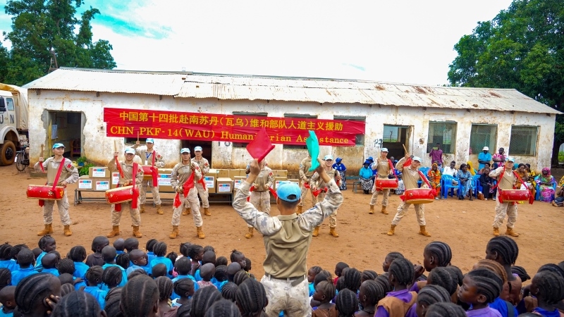 進(jìn)行傳統(tǒng)鑼鼓表演。鄧原淘攝