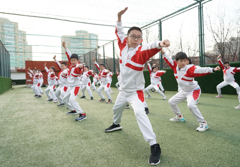 2024年2月21日，在人大附中實驗小學(xué)，學(xué)生們在體育課中進(jìn)行武術(shù)練習(xí)。新華社記者 任超 攝