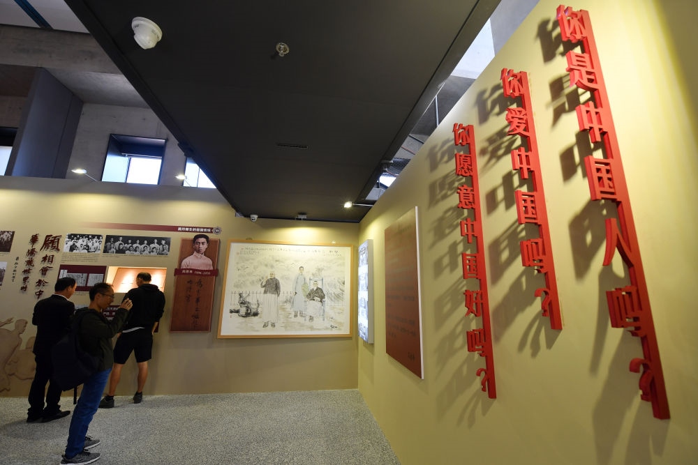 在南開大學(xué)海冰樓內(nèi)，墻上掛著“愛國三問”（2019年10月14日攝）。新華社記者 李然 攝