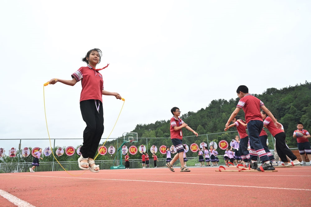 在廣西桂林市龍勝各族自治縣龍勝鎮(zhèn)第二小學(xué)，學(xué)生在大課間跳繩（2024年6月26日攝）。新華社記者 姜克紅 攝