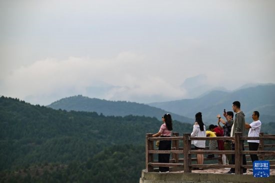 9月7日，市民游客在天津市薊州區(qū)漁陽(yáng)鎮(zhèn)西井峪村欣賞云海。