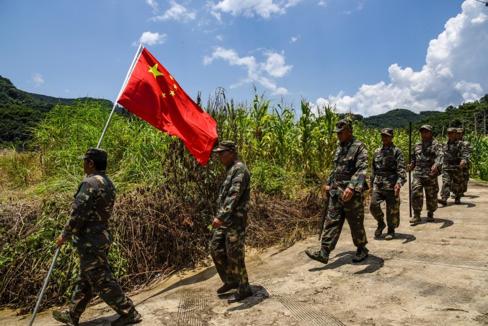 8月16日，老支書尼紅（左二）和班老鄉(xiāng)班搞村巡邊隊(duì)一起出發(fā)去巡邊。新華社記者吉哲鵬 攝