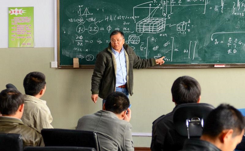 2011年4月，著名地球物理學(xué)家黃大年為學(xué)生們授課。