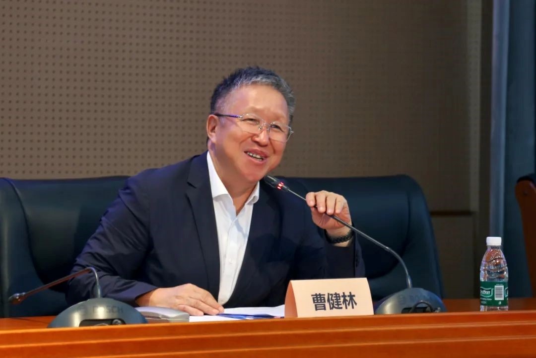 科技部原副部長、十三屆全國政協(xié)教科衛(wèi)體委員會副主任、現(xiàn)任季華實驗室理事長、主任曹健林致辭。主辦方供圖