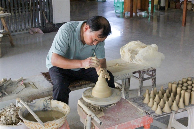 陶器是人類社會(huì)由舊石器時(shí)代發(fā)展到新石器時(shí)代的標(biāo)志之一，也是人類由野蠻走向文明的標(biāo)志，承載著人類成長(zhǎng)進(jìn)步的記憶。陶藝一條街上，母氏陶藝館內(nèi)，空氣中彌漫著陶土的芬芳。非遺傳承人母先才展示制陶技術(shù)，他神情專注、心無(wú)旁騖地打磨手中的陶坯，手中的泥土在旋轉(zhuǎn)的陶輪上漸漸成型。與土陶相伴近40年的母先才堅(jiān)守初心，傳承土陶技藝是他作為貴州省級(jí)非遺花茂土陶傳承人的“執(zhí)念”與責(zé)任。（俄羅斯《俄羅斯報(bào)》視覺(jué)內(nèi)容部副主編阿爾圖爾·杰魯諾夫攝）
