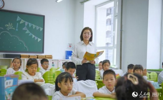 9月9日，黑龍江省哈爾濱市花園小學(xué)，語文老師正在給二年級小學(xué)生們上課。人民網(wǎng)記者 張哲鑫攝