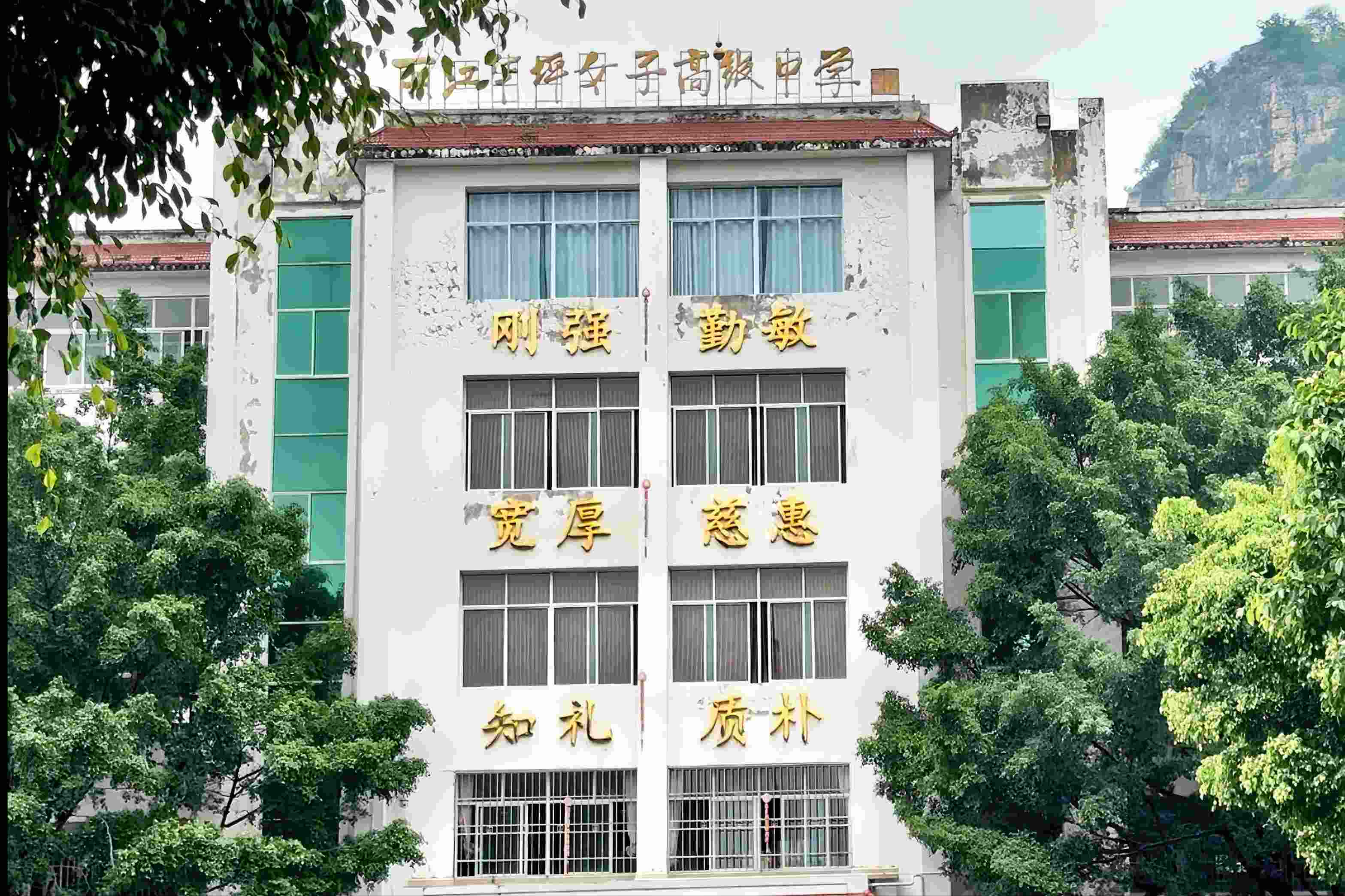 華坪女高教學(xué)樓。人民網(wǎng)記者 劉微攝