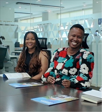 支隊(duì)成員在CGTN非洲總站與當(dāng)?shù)赜浾呓涣?。穆瑞瑩攝