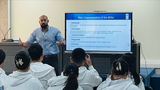 聯(lián)合國內(nèi)羅畢辦事處的工作人員為支隊(duì)成員講解可持續(xù)發(fā)展目標(biāo)。林源攝