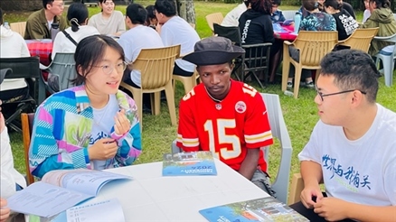 支隊(duì)成員在青年論壇上與世界各地的志愿者交流。 林源攝