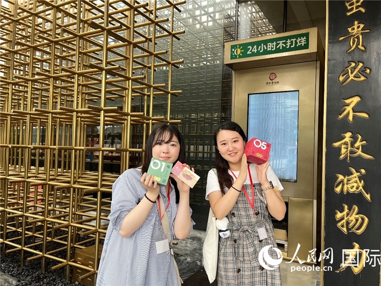 5. 代表團(tuán)團(tuán)員展示通過無人售藥機(jī)購買的盲盒。（人民網(wǎng)記者陳思 攝）