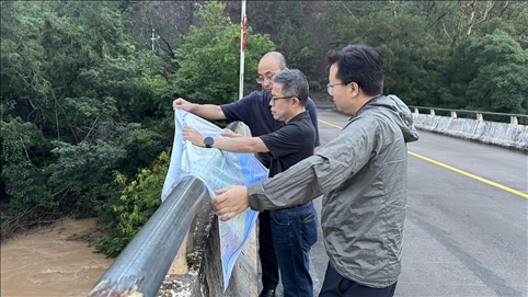 珠江委工作組在三河鎮(zhèn)三河大橋進行防洪工程調度工作。 水利部供圖