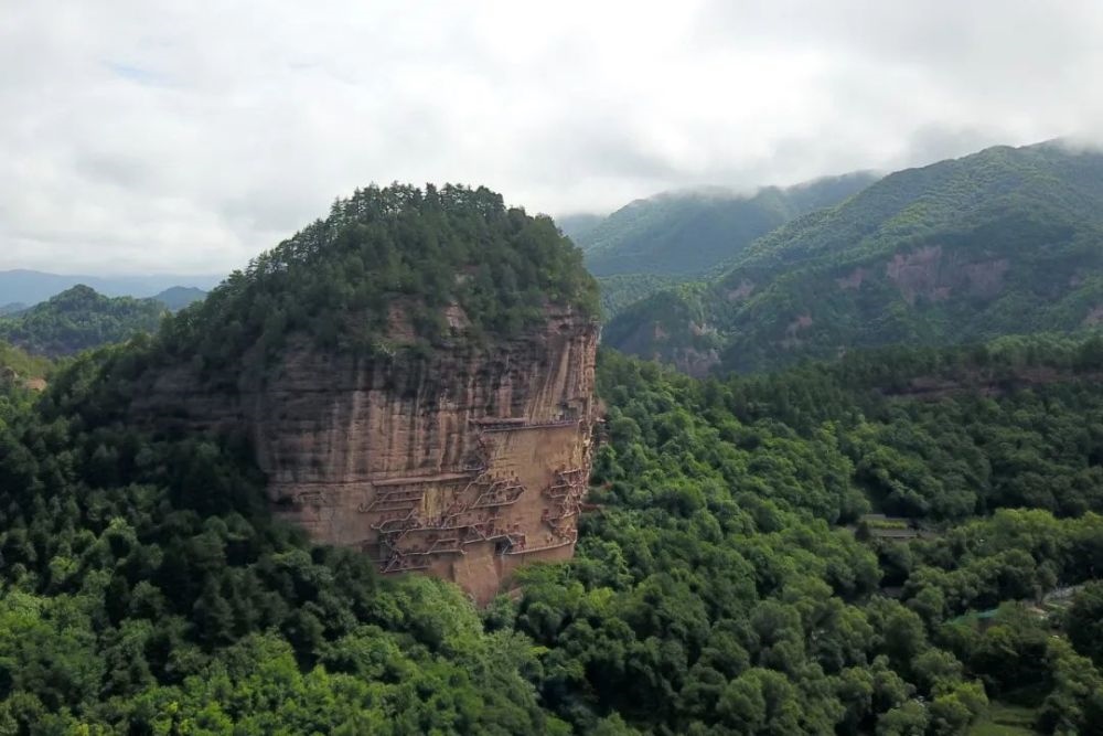 麥積山石窟全景。新華社記者 范培珅 攝