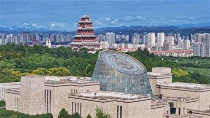 △寶雞青銅器博物院建筑外形運(yùn)用高臺(tái)門(mén)闕、青銅厚土的建筑語(yǔ)言，氣勢(shì)恢宏，厚重威嚴(yán)。（總臺(tái)央視記者范凱拍攝）