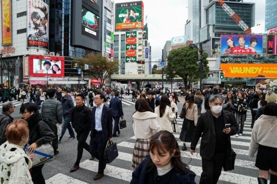 2023年11月15日，人們走過(guò)日本東京澀谷車站前的十字路口。新華社記者張笑宇攝
