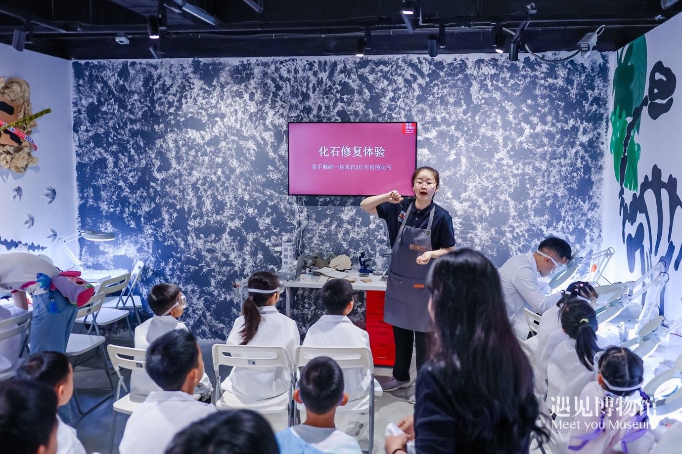 3. 小朋友們在“2億年的地球記憶——恐龍化石特展”體驗當“小小科學家”。遇見博物館供圖