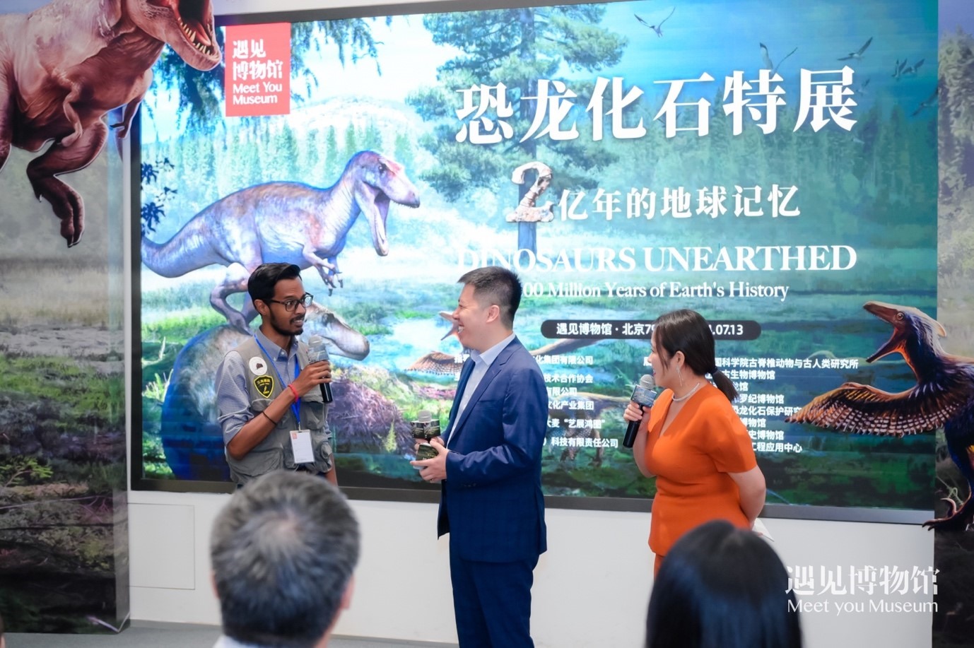 8. 中國科學院古脊椎動物與人類研究所特別研究助理保羅·拉米向游客介紹“2億年的地球記憶——恐龍化石特展”。遇見博物館供圖