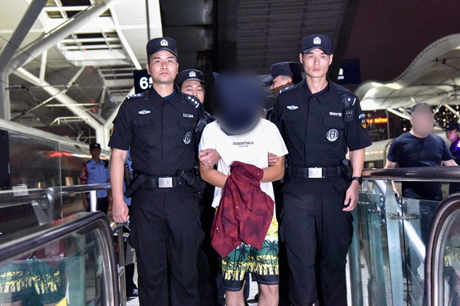 一名潛逃柬埔寨的犯罪嫌疑人被押解回國(guó)。公安部供圖