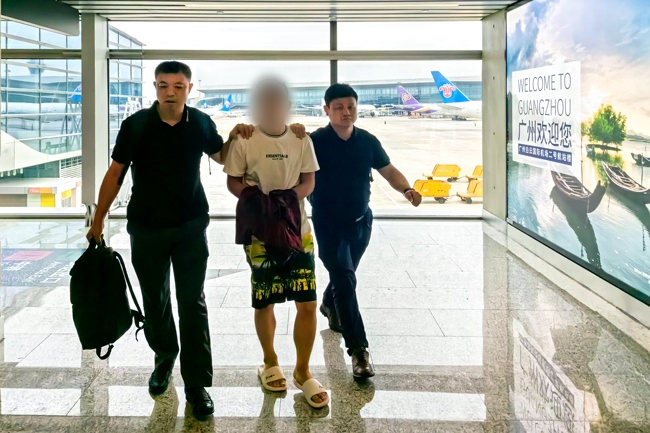 一名潛逃柬埔寨的犯罪嫌疑人被押解回國(guó)。公安部供圖