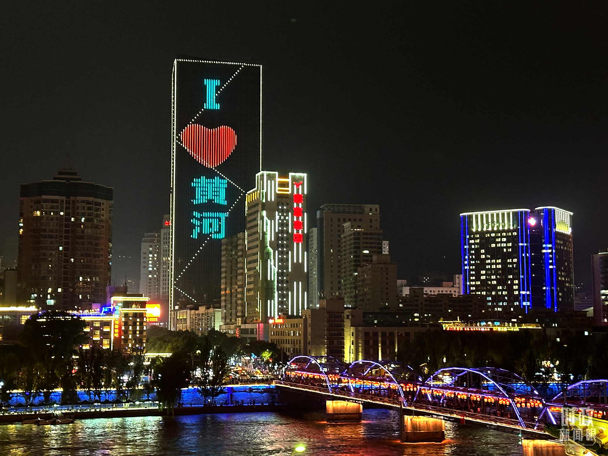 △黃河蘭州中山橋段夜景。（總臺央視記者趙化拍攝）