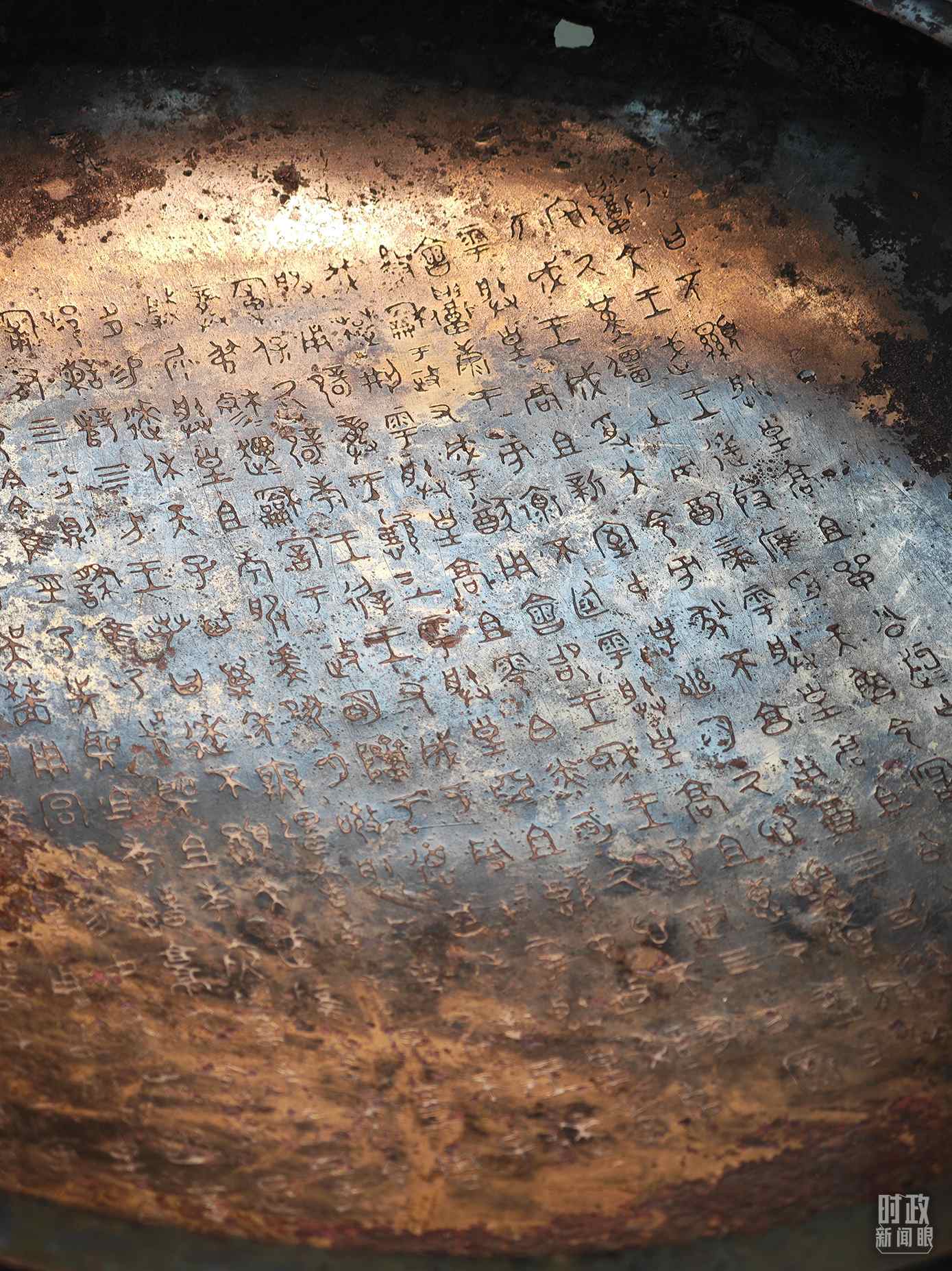 △ 寶雞青銅器博物院內(nèi)展陳——逨盤。（總臺央視記者丁欣、彭漢明拍攝）