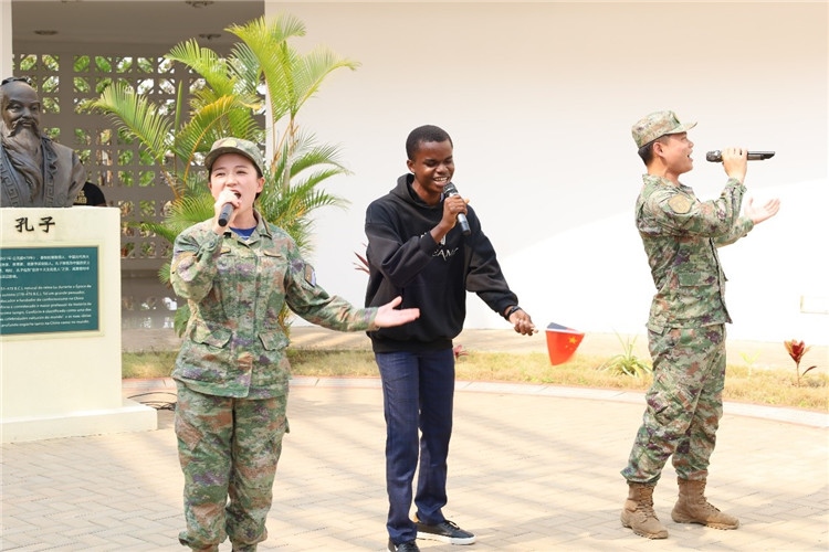 孔院學(xué)生與中國海軍官兵合唱《天地龍鱗》。內(nèi)圖大學(xué)孔子學(xué)院供圖
