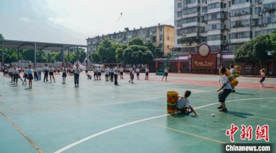 翠竹小學的學生在進行拋繡球運動。歐惠蘭 攝