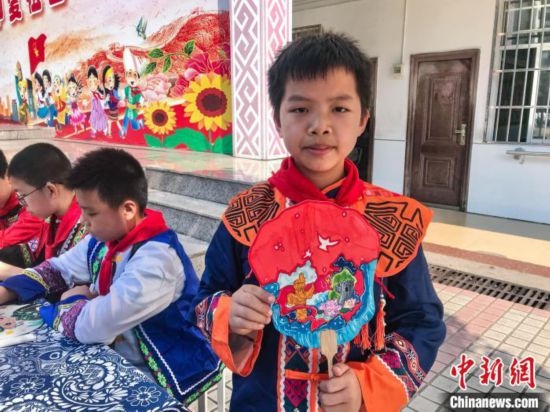 翠竹小學學生展示自己繪制的團扇作品。蔣豐慧 攝
