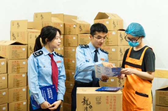 國家稅務(wù)總局平樂縣稅務(wù)局青年服務(wù)隊深入本土月餅生產(chǎn)銷售企業(yè)，精準(zhǔn)推送適用稅惠政策，為香甜的月餅增添“稅滋味”。任斯林?jǐn)z