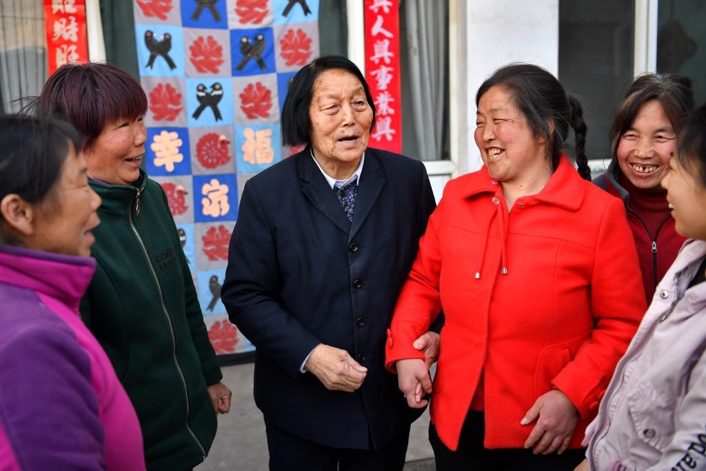 2019年3月23日，申紀(jì)蘭（左三）在山西省平順縣西溝村與村民分享全國兩會精神。新華社記者 曹陽 攝