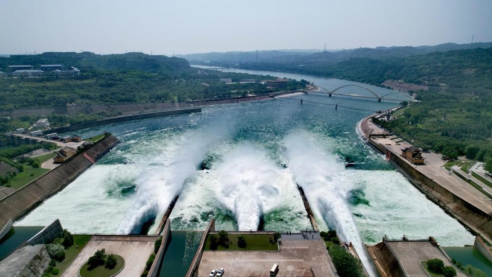 2023年6月21日，調(diào)水調(diào)沙清水下泄階段的小浪底水庫下泄基本為清水（無人機(jī)照片）。黃河調(diào)水調(diào)沙已實(shí)施22年，通過調(diào)水調(diào)沙，黃河下游河道主河槽得到全線沖刷，河床有明顯下降，行洪和過沙能力普遍提高。