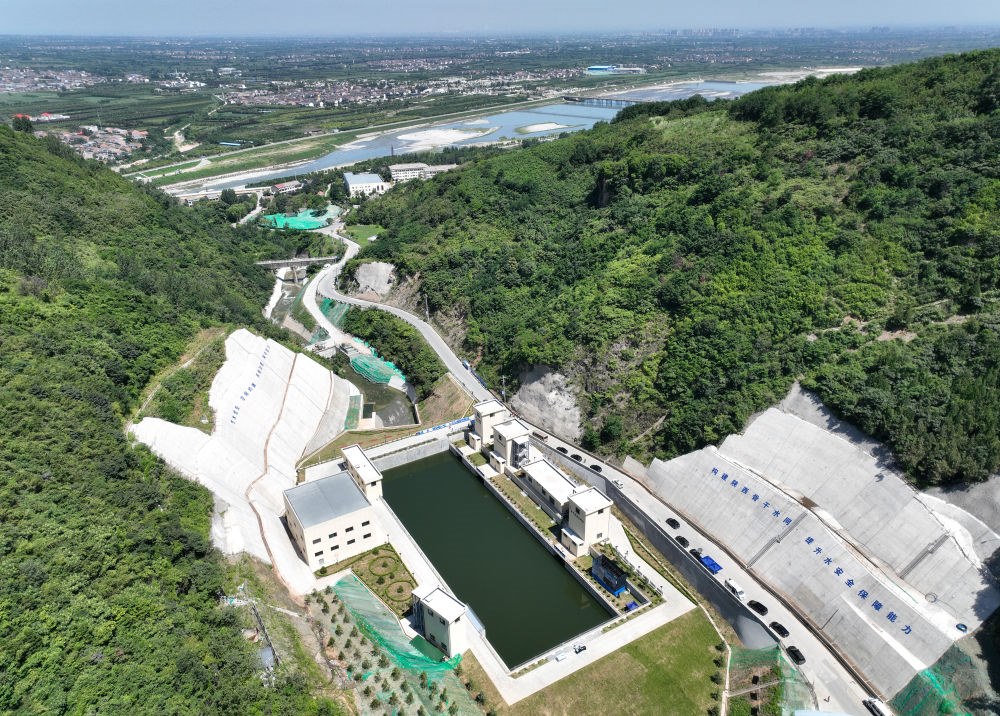 2023年7月16日，國家重大水利工程引漢濟(jì)渭工程成功實(shí)現(xiàn)先期通水，這是在陜西西安拍攝的黃池溝配水樞紐（無人機(jī)照片）。引漢濟(jì)渭工程全部建成投用后，可增加渭河入黃河水量年均6億至7億立方米。