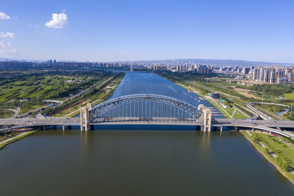 2024年6月7日在山西拍攝的汾河太原段晉陽橋（無人機(jī)照片）。汾河是黃河第二大支流。近年來，當(dāng)?shù)赝ㄟ^源頭截污、雨污分流、生物治藻等措施推進(jìn)“一泓清水入黃河”工程。今年1月至6月，太原市境內(nèi)6個(gè)地表水國考斷面優(yōu)良水體比例達(dá)到100%。