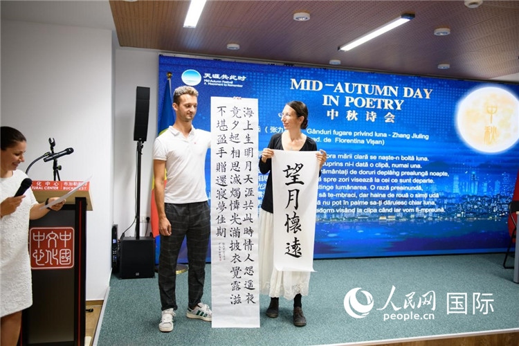 現(xiàn)場的羅馬尼亞書法愛好者書寫并展示作品。傅永山攝