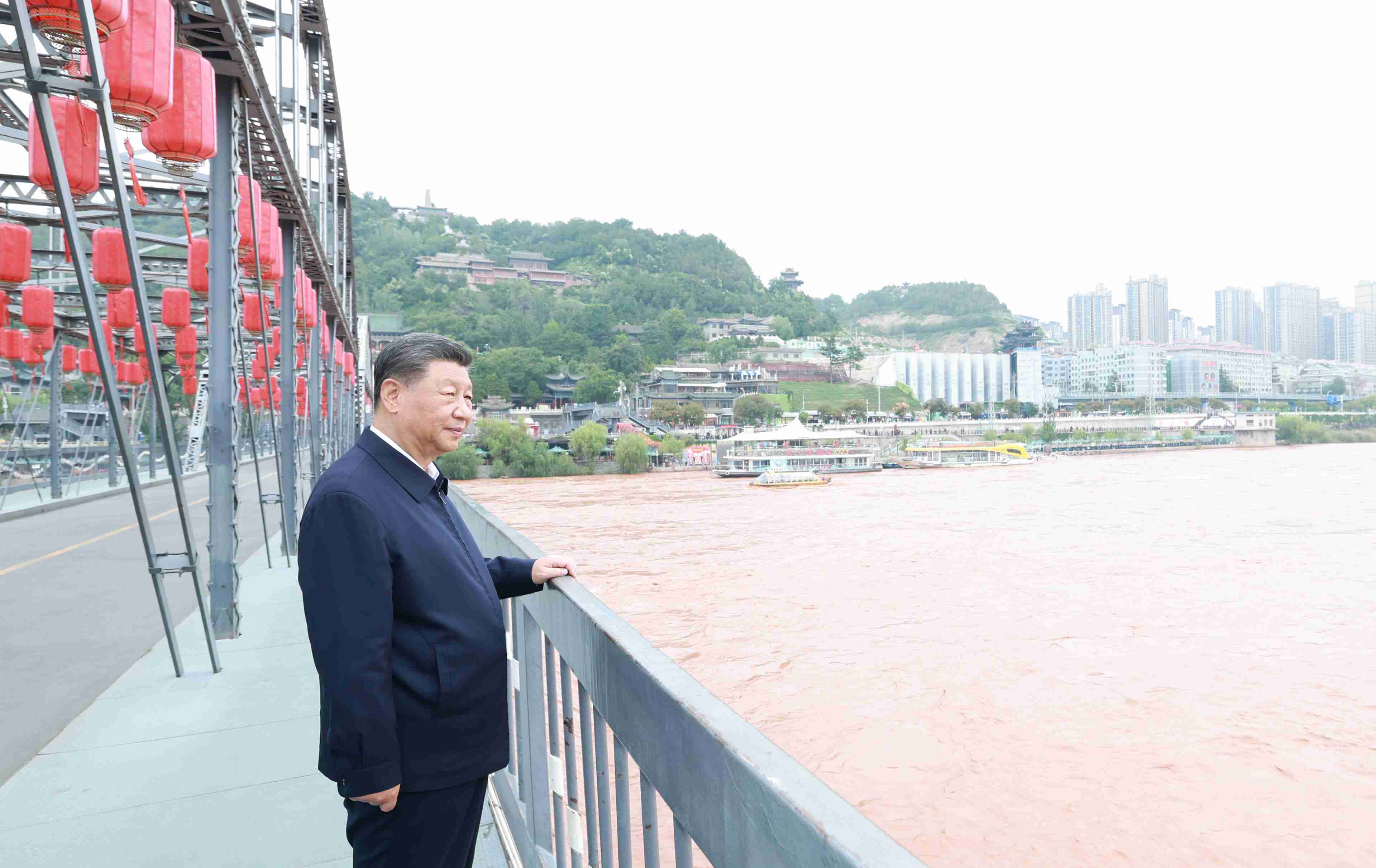 △9月11日，習(xí)近平總書記在甘肅蘭州中山橋上遠(yuǎn)眺黃河。
