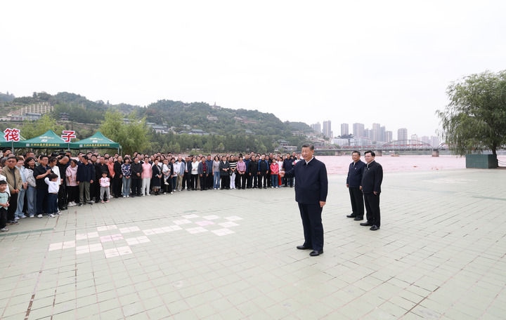 9月10日至13日，中共中央總書記、國家主席、中央軍委主席習近平在甘肅考察。這是11日下午，習近平在黃河蘭州中山橋段考察時，同在場的干部群眾親切交流。新華社記者 王曄 攝