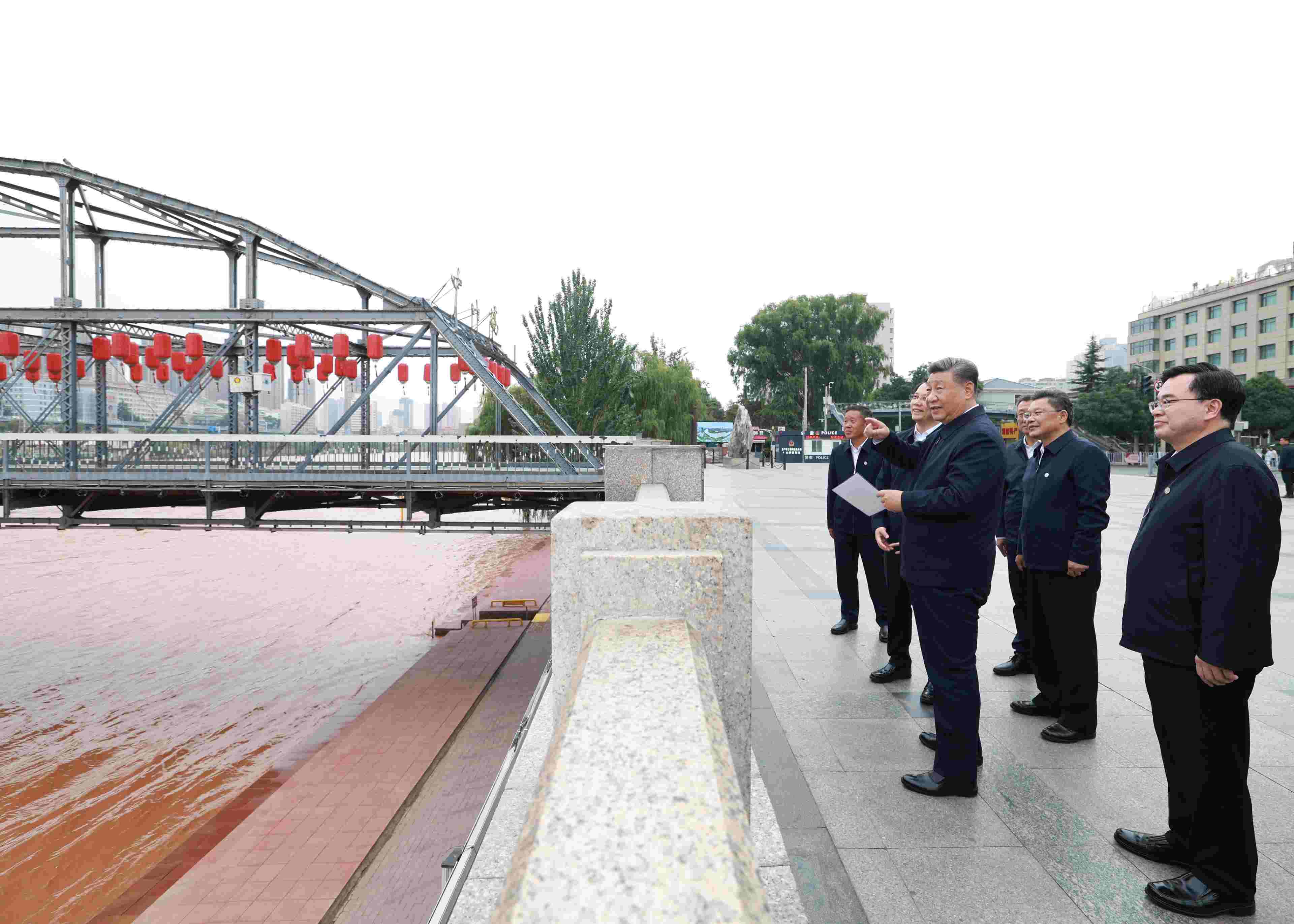 △ 2024年9月11日，習(xí)近平總書記來到甘肅省蘭州市黃河蘭州中山橋段，了解當(dāng)?shù)赝苿?dòng)黃河流域生態(tài)保護(hù)情況。