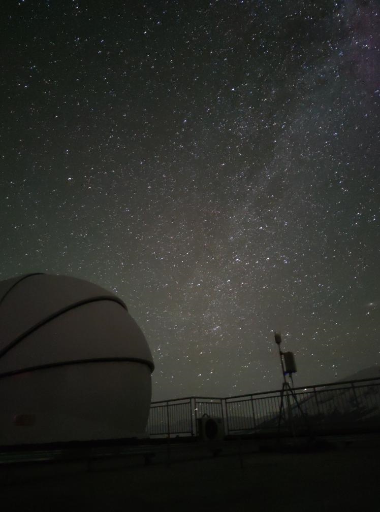 星空下的塔縣星地激光通信地面站。（中國(guó)科學(xué)院空天信息創(chuàng)新研究院供圖）