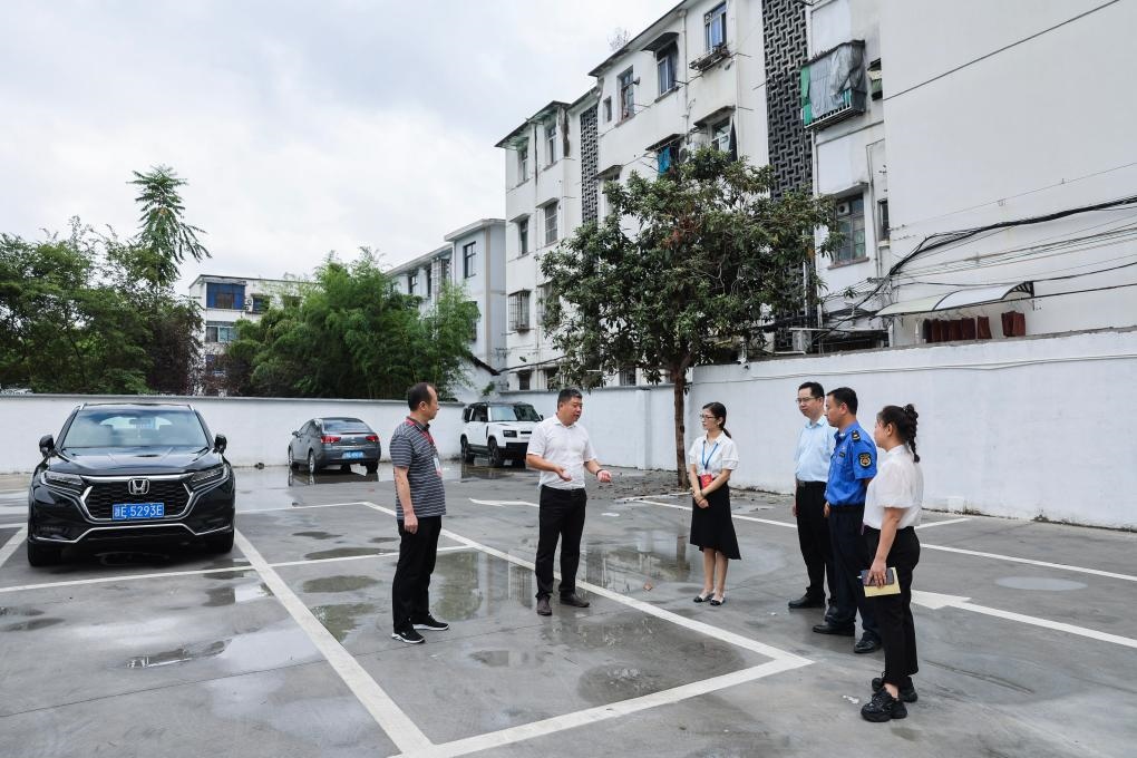 2024年9月11日，在浙江省湖州市，湖州吳興區(qū)人大代表、人大飛英街道工委代表及塔下街社區(qū)代表前往已改建的一處停車場進行實地調(diào)研，監(jiān)督該改建項目的完成情況。新華社記者 徐昱 攝