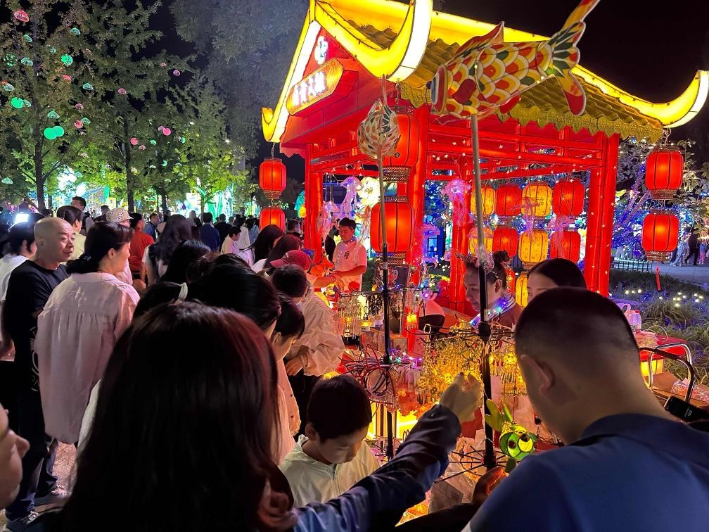 市民游客在2024年北京中秋國慶彩燈游園會(huì)上選購特色文創(chuàng)商品。新華社記者楊淑君 攝