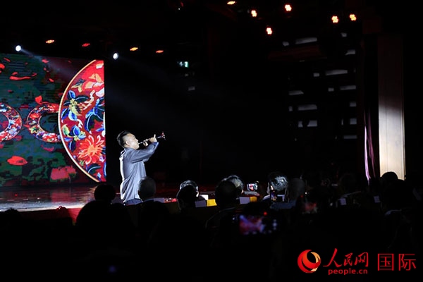 演出現(xiàn)場(chǎng)，演員帶來嗩吶獨(dú)奏《看秧歌》。人民網(wǎng)記者 楊一攝