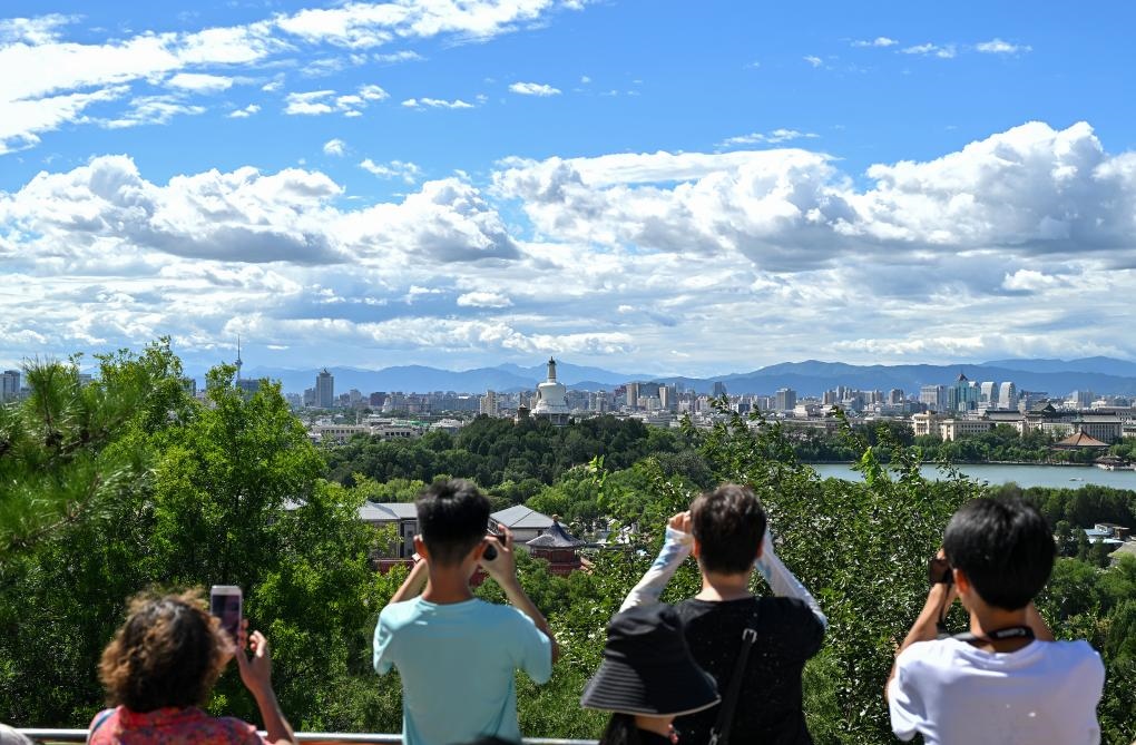 2024年8月12日北京天氣晴好，游客從景山上拍攝遠處的北海公園。新華社記者李鑫 攝
