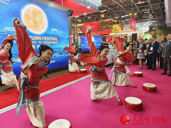 “你好！中國(guó)”展臺(tái)開(kāi)幕式上的中國(guó)傳統(tǒng)舞蹈表演。人民網(wǎng)記者 尚凱元攝