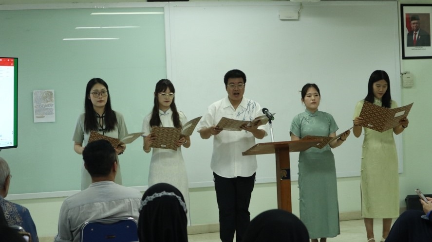 阿拉扎大學(xué)孔子學(xué)院志愿者教師表演詩(shī)朗誦?；顒?dòng)主辦方供圖
