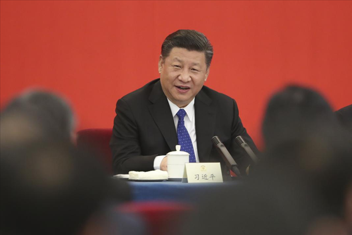 2018年3月4日下午，中共中央總書記、國家主席、中央軍委主席習(xí)近平看望參加全國政協(xié)十三屆一次會(huì)議的民盟、致公黨、無黨派人士、僑聯(lián)界委員，并參加聯(lián)組會(huì)，聽取意見和建議。 新華社發(fā)（盛佳鵬 攝）