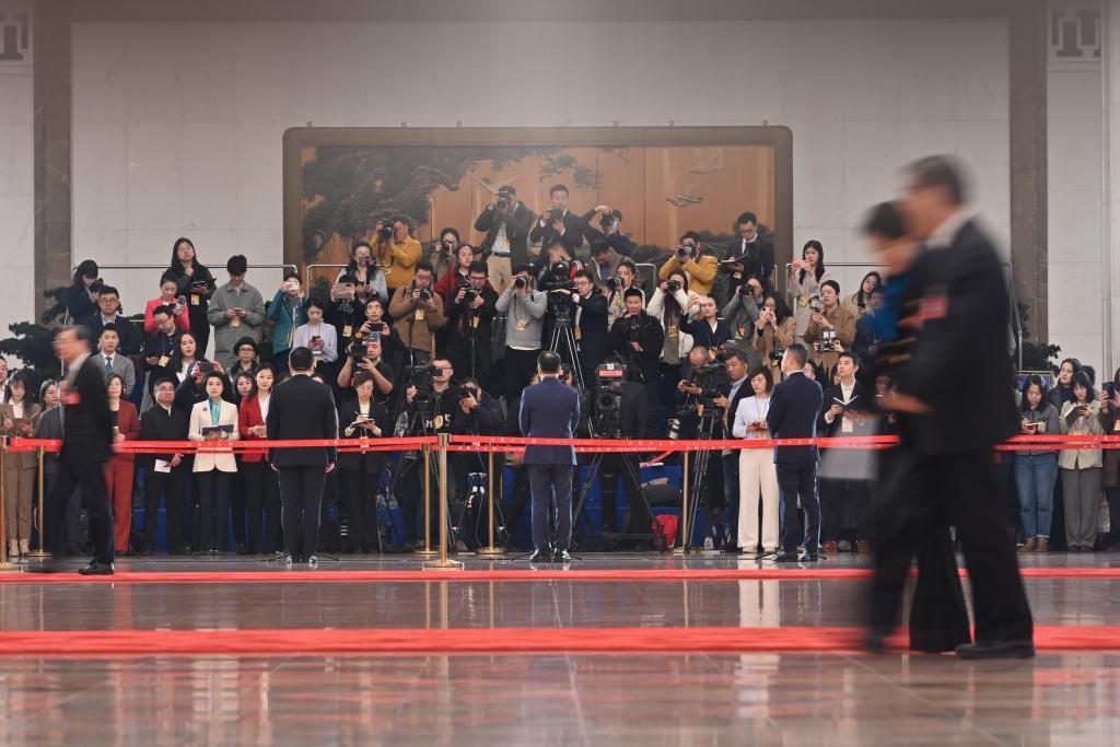 2024年3月10日，全國(guó)政協(xié)十四屆二次會(huì)議第三場(chǎng)“委員通道”集體采訪活動(dòng)在北京人民大會(huì)堂舉行。新華社記者 宋為偉 攝