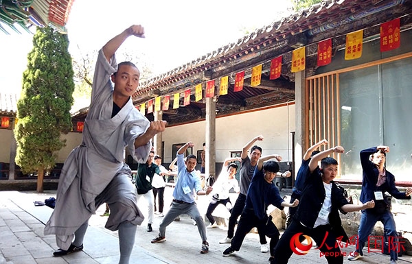 日本少林寺拳法青年代表團(tuán)體驗(yàn)體驗(yàn)少林十三拳。人民網(wǎng)記者 張靖攝