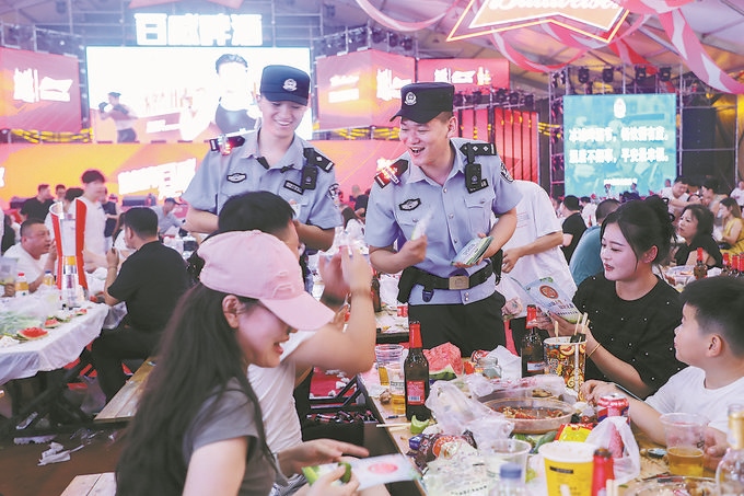 8月10日，黑龍江省哈爾濱市公安局松北分局民警輔警在啤酒大棚開展安全宣傳。史繼東攝