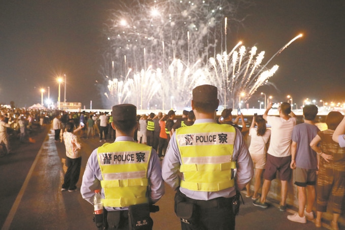 8月10日，黑龍江省哈爾濱市公安局松北分局民警輔警在啤酒大棚開展安全宣傳。史繼東攝