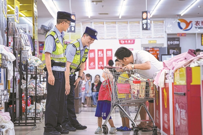 ?8月27日，貴州省凱里市公安局組織開展拉網(wǎng)式大排查，民警在超市和群眾交流。周國輝攝